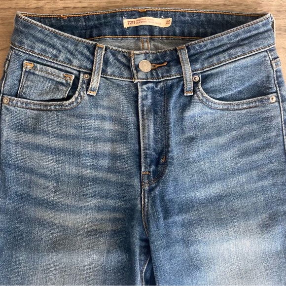 SOLD - Levi’s 721 High Rise Skinny Medium Wash Raw Hem Size 25 - Picture 3 of 10
